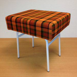 VW T2A T2B Westfalia bijzet krukje. Compleet. Oranje-rood.